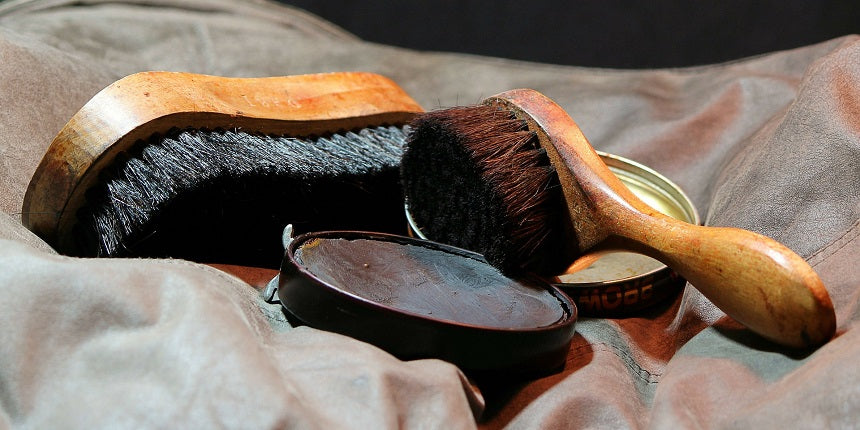 Brüsten und Lederpflegemittel nebeneinander liegend