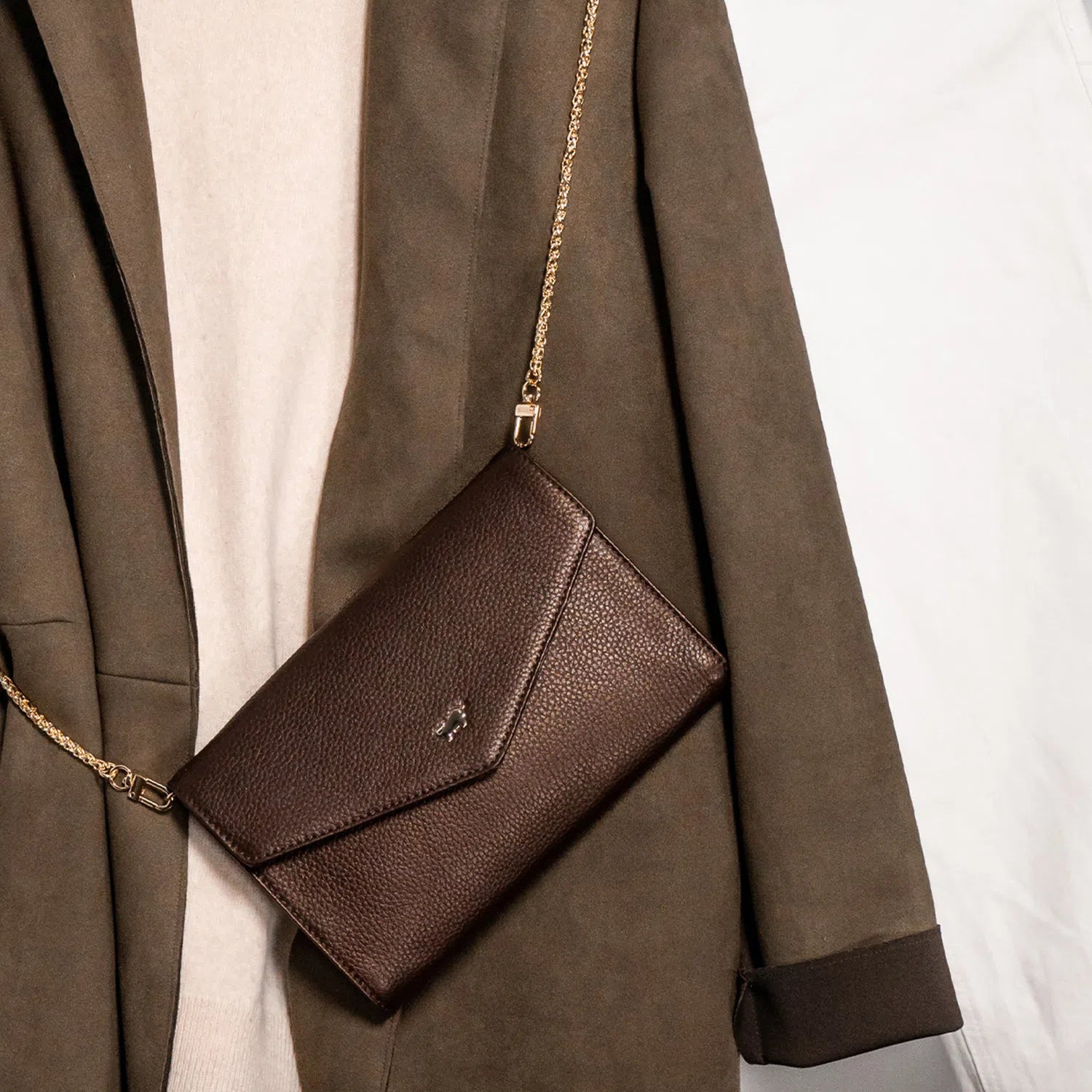 Keyfeature-1 ALESSIA Clutch grizzly