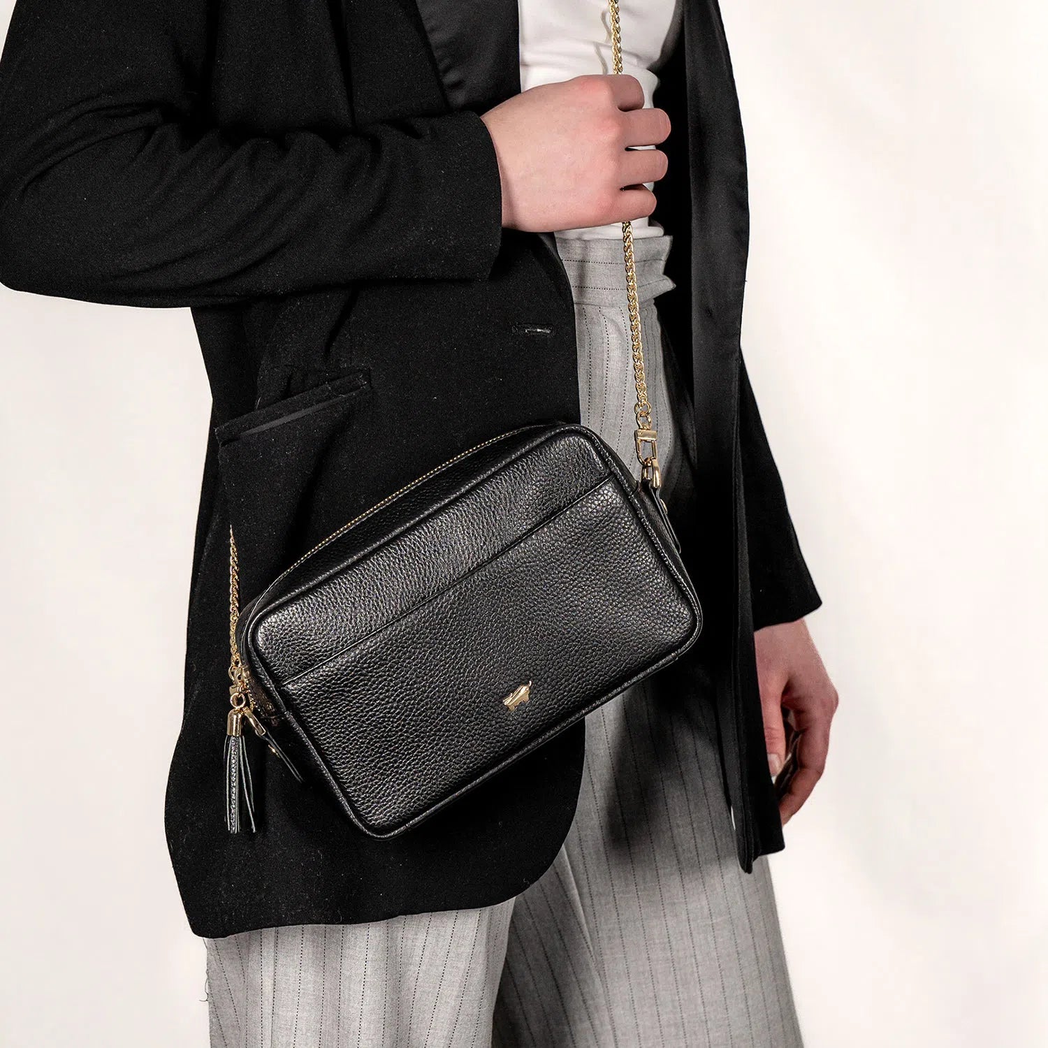 Keyfeature-1 ALESSIA Camera Bag with Chain schwarz