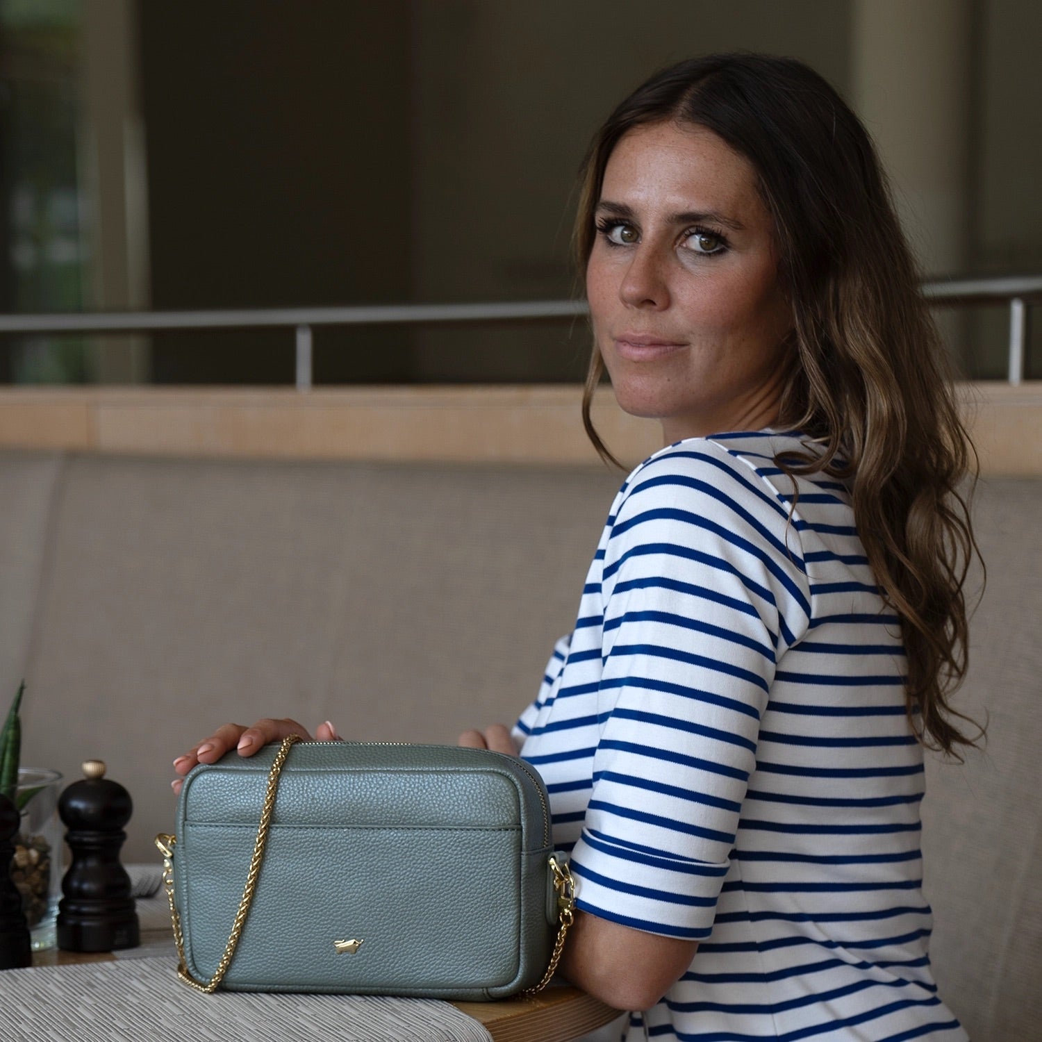 Keyfeature ALESSIA Camera Bag with Chain pale green