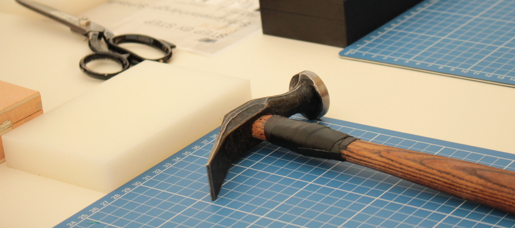 Hammer und Schere am Arbeitsplatz eines Feintäschners