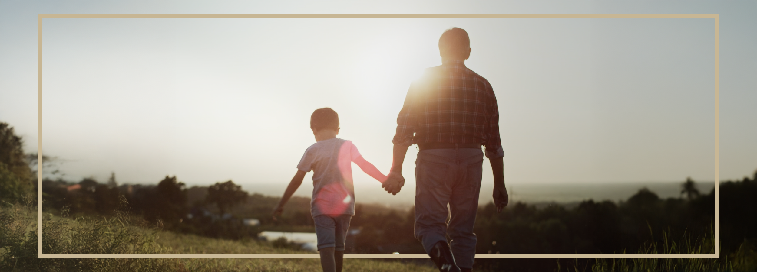 Vatertag mit BRAUN BÜFFEL - Vater geht mit seinem Sohn spazieren