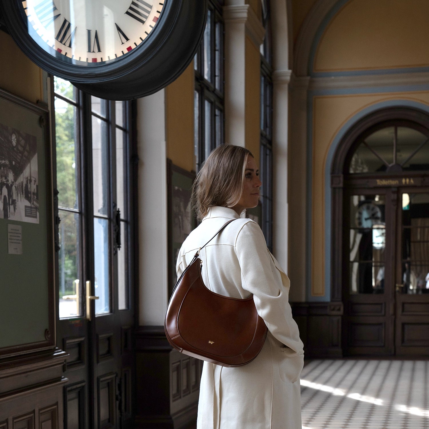 Keyfeature ALICE Hobo Bag M cognac