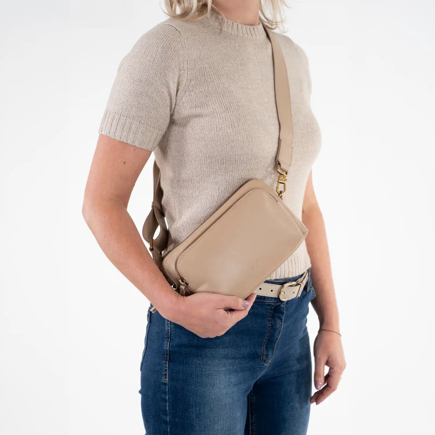 Trageansicht LOTTA Cross Body Bag sand