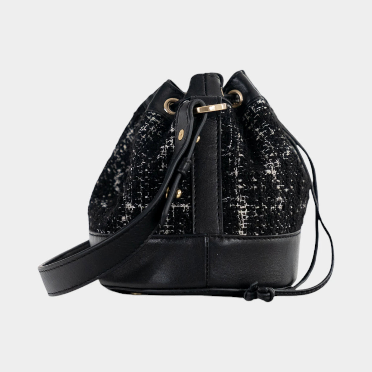 Seitenansicht PAULINE Bucket Bag XS schwarz