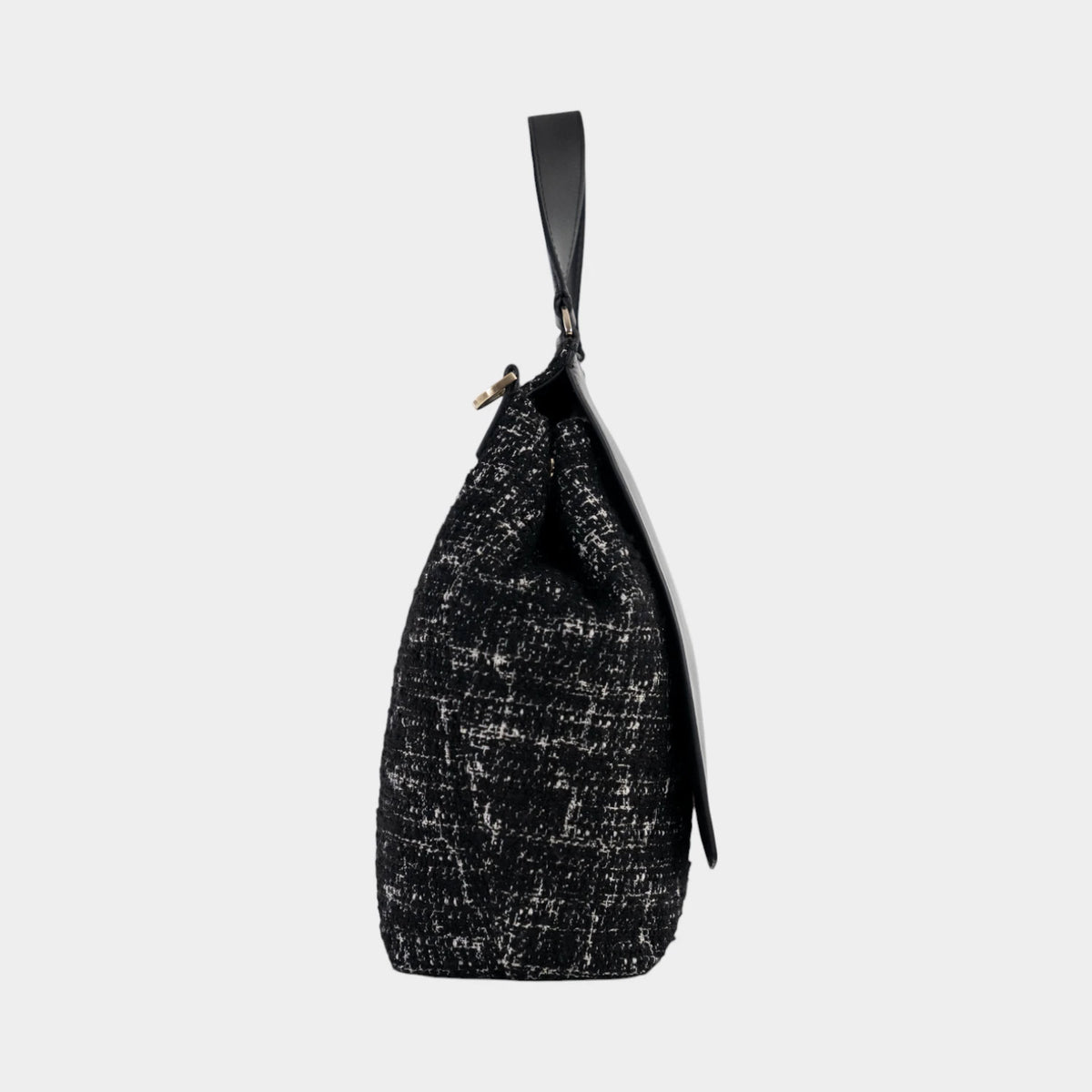 Seitenansicht PAULINE Tote Bag mit Überschlag schwarz
