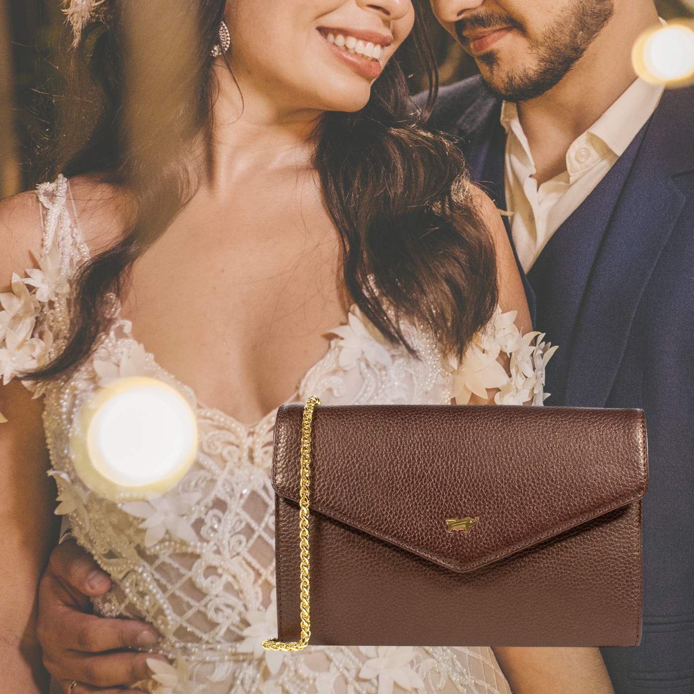 eleganter Glitzer-Hochzeitslook mit schimmernder Ledertasche und Goldaccessoires