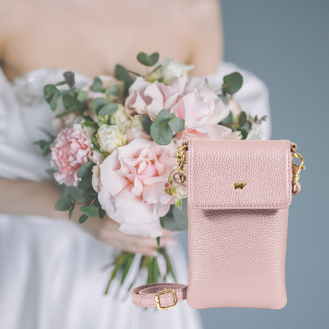 Verspielter romantischer Hochzeitslook mit zartrosa Ledertasche