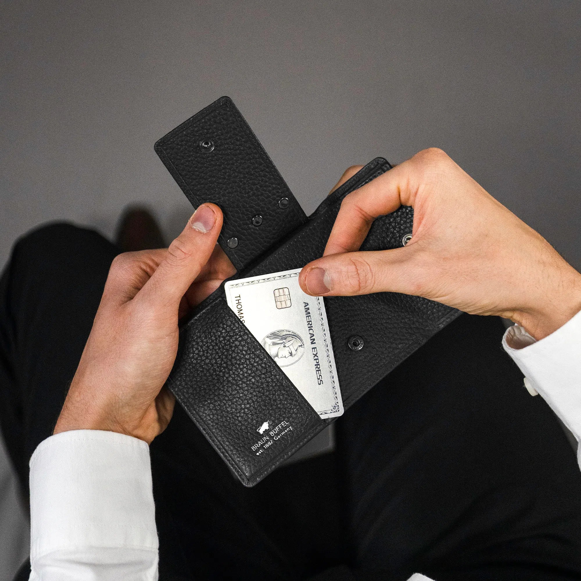 Keyfeature-1 THEO Schlüsseletui Haken nut