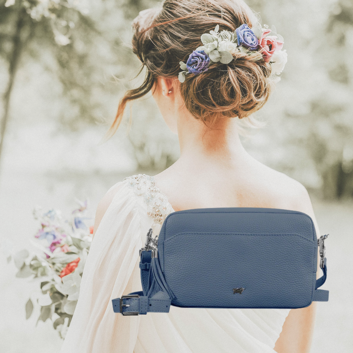 Verspielter blumiger Hochzeits-Look mit blauer Ledertasche