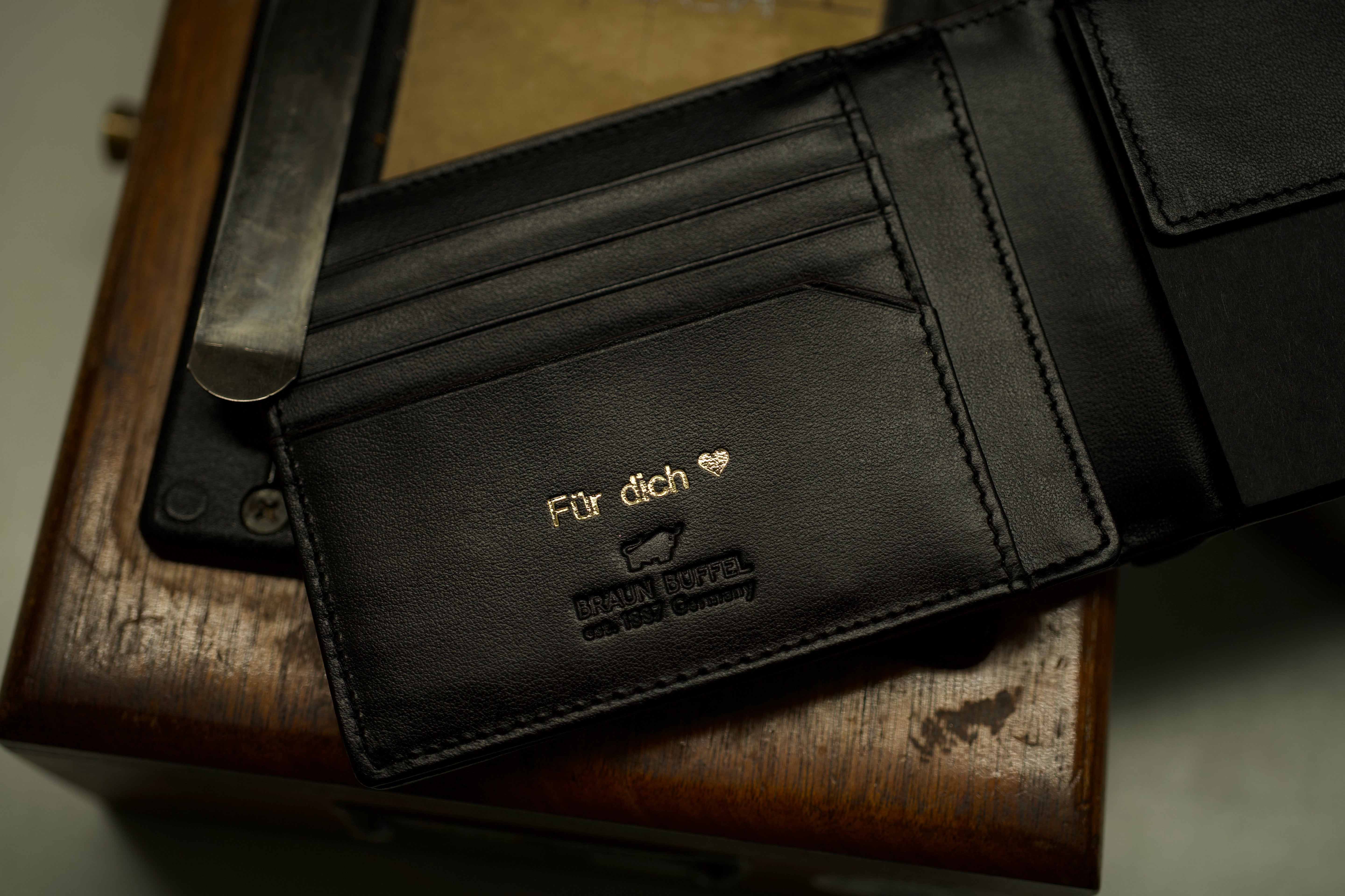 Ledergeldbörse mit goldener Personalisierung von BRAUN BÜFFEL