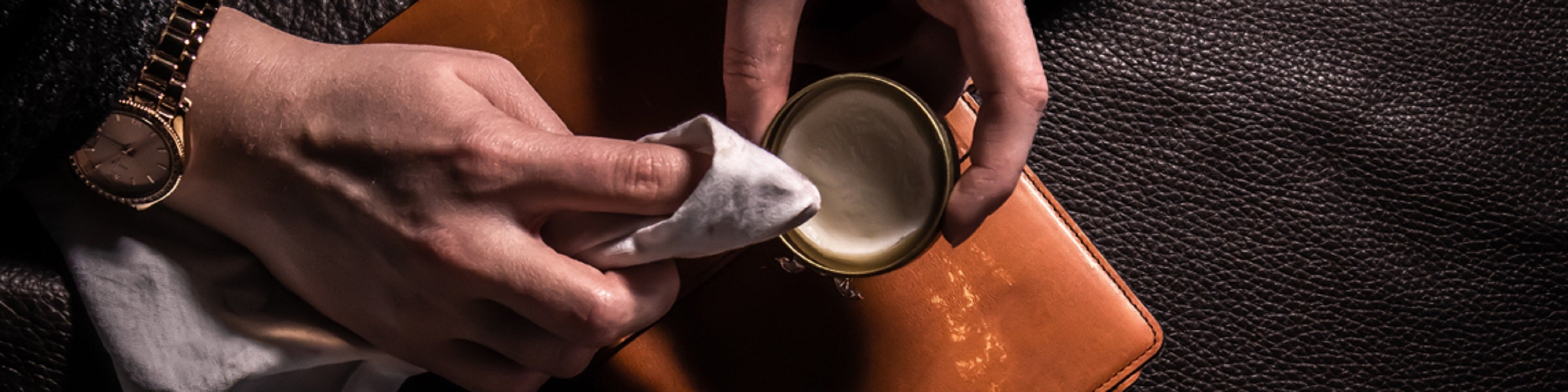 Leder wird mit Ledercreme und einem Tuch aufgefrischt