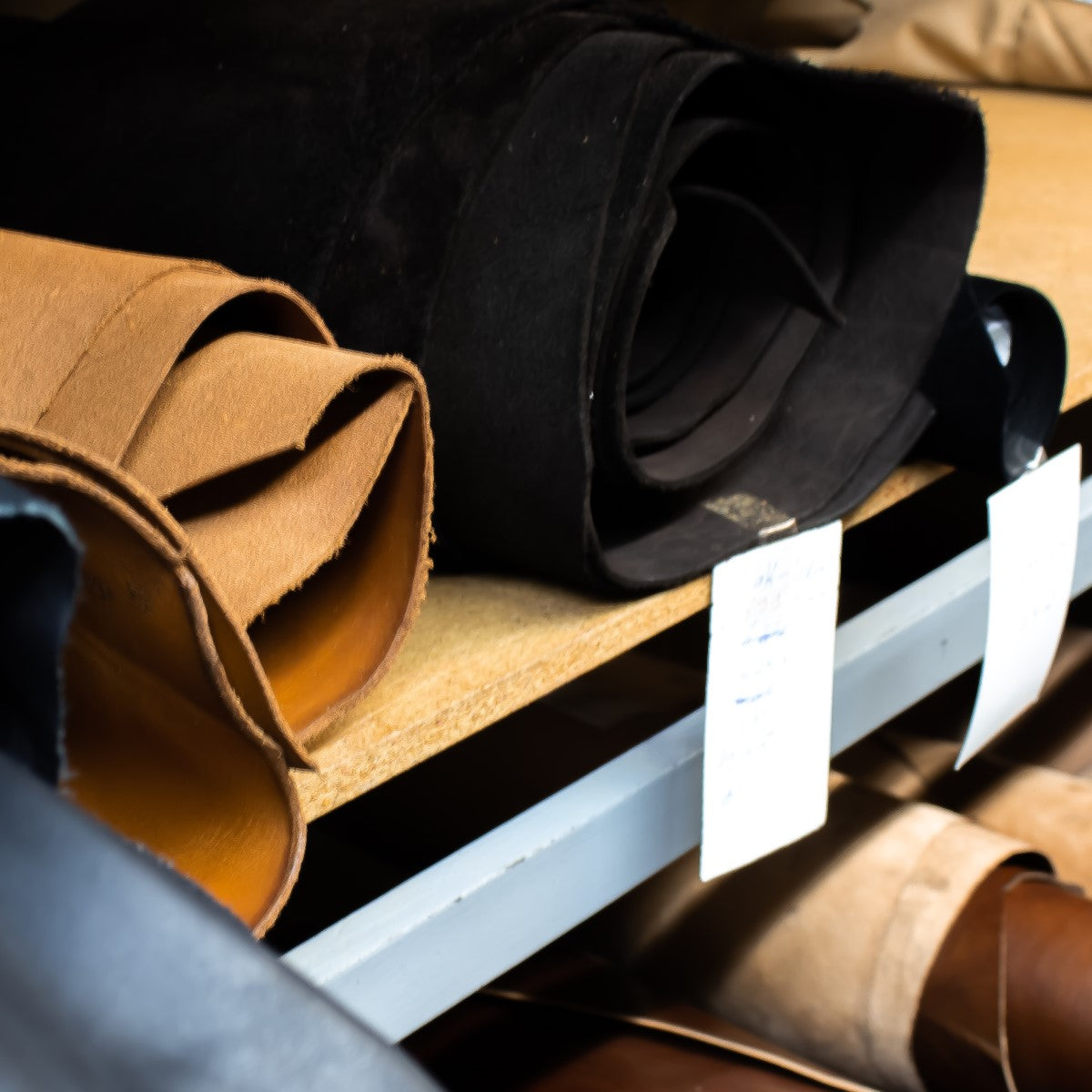 Leder im Lager