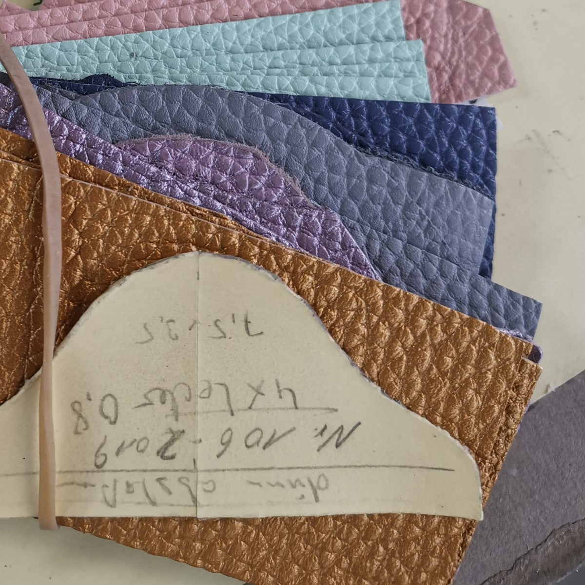 garnarbtes Leder in verschiedenen Farben