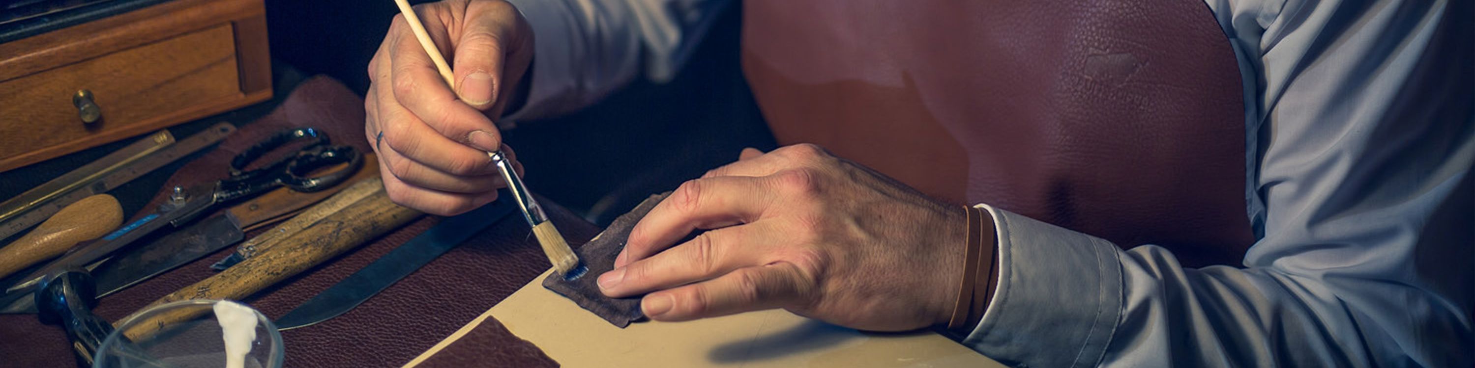 Mann benutz Lederkleber zur Reparatur