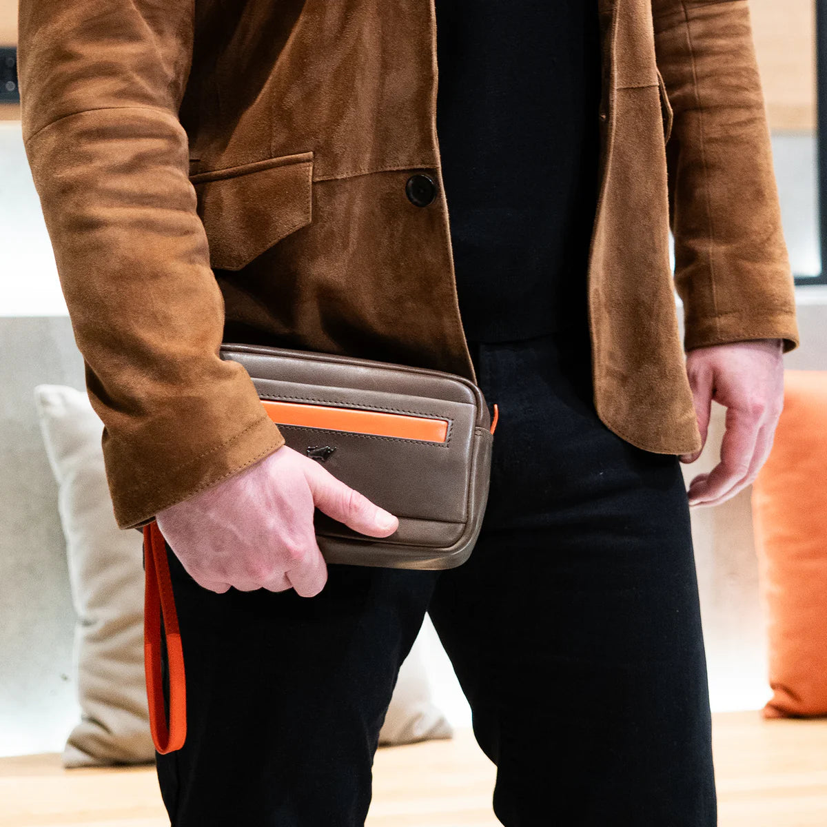 Mann mit Herrenclutch in der Hand