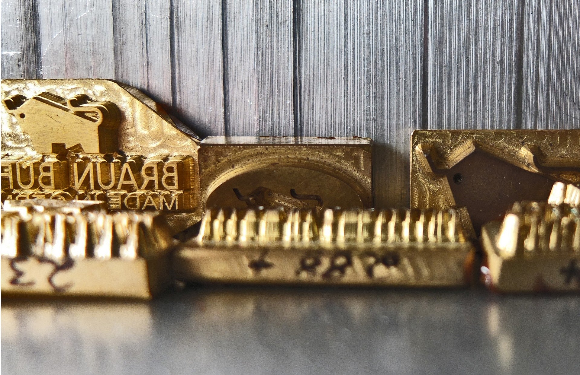 Messing Prägestempel für Lederwaren auf einem Tisch liegend