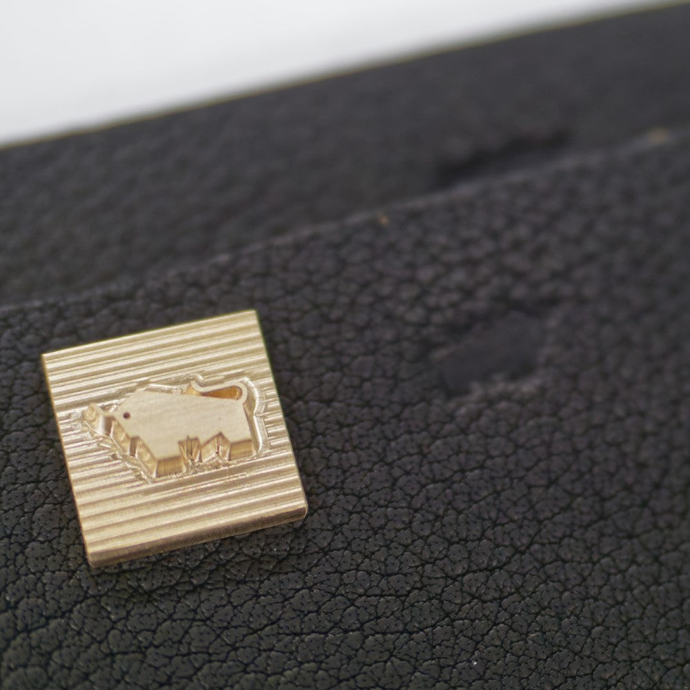 Auftragsfertigung mit Braun Büffel Logo als Prägestempel