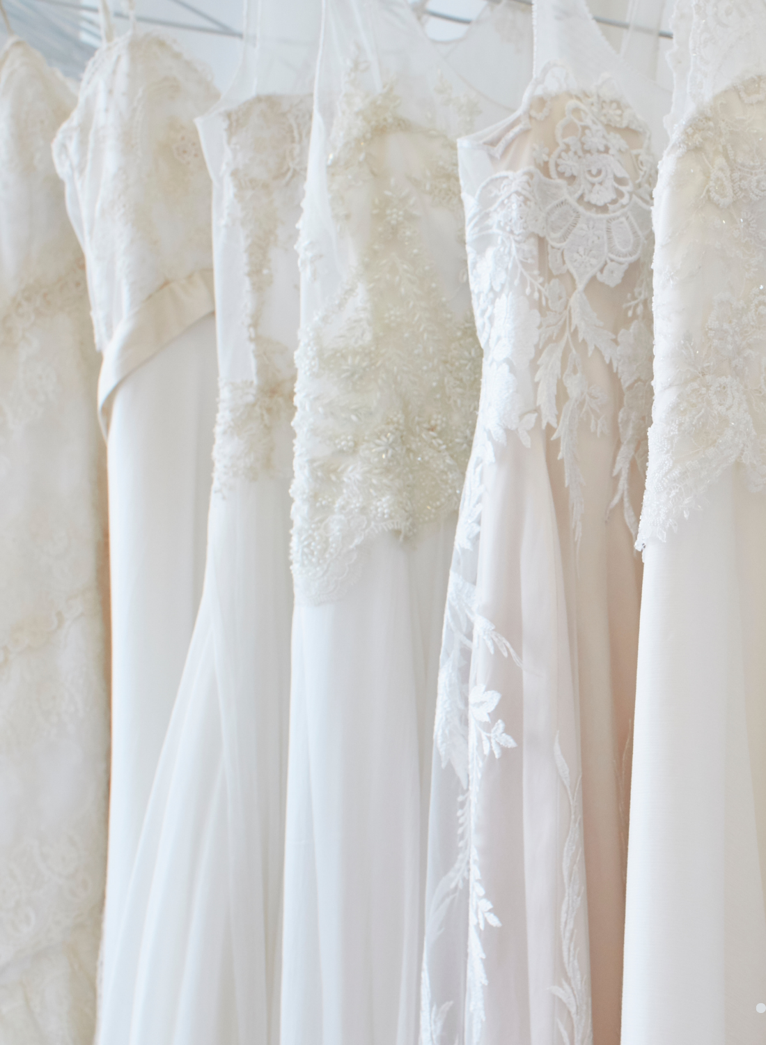 weiße Hochzeitskleider