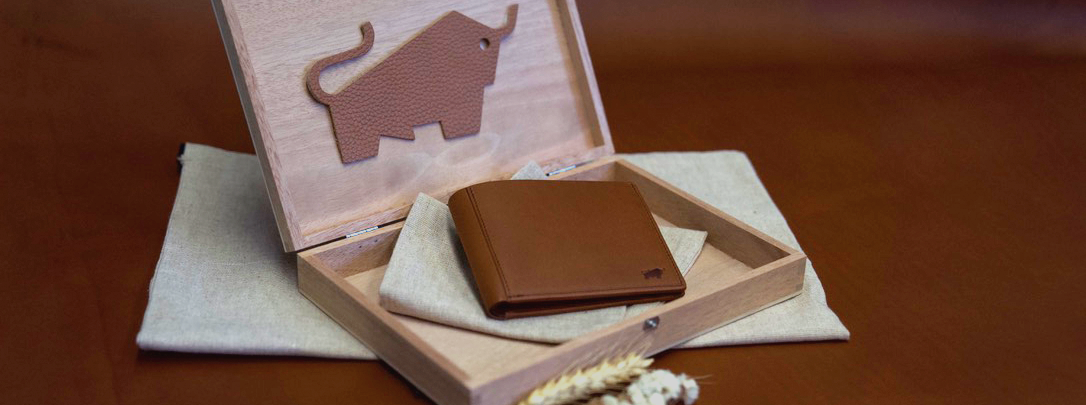 Cognacfarbige Geldbörse in einer Holzbox
