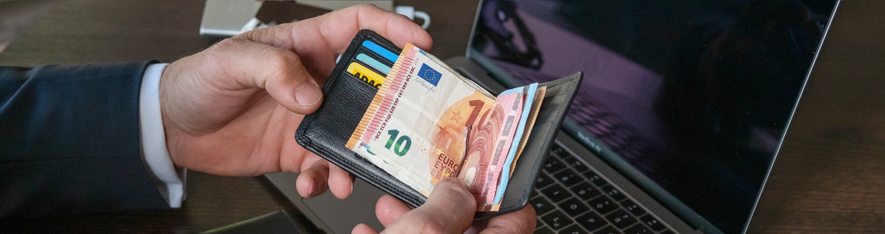 Geldklammer im Geldbeutel