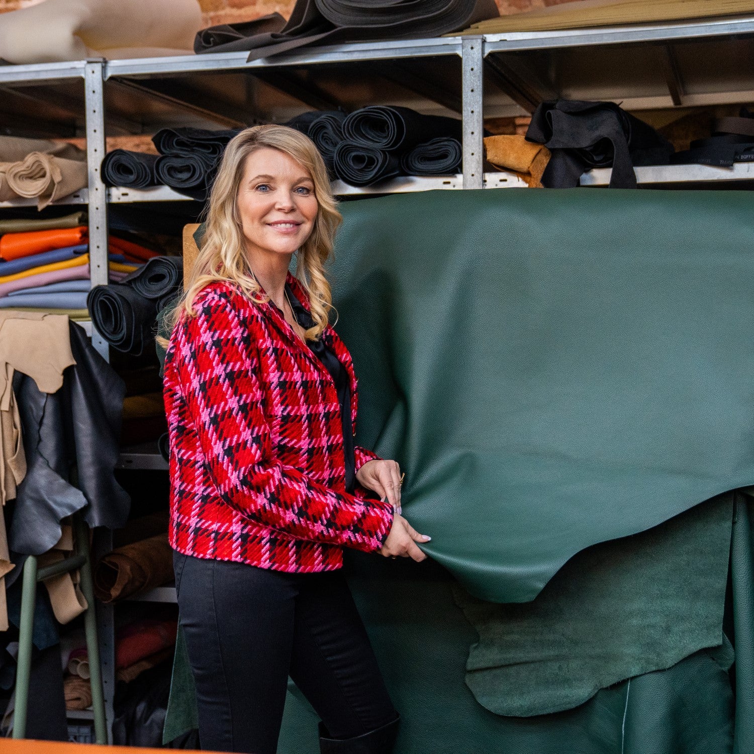 Frau mit Leder in der Hand