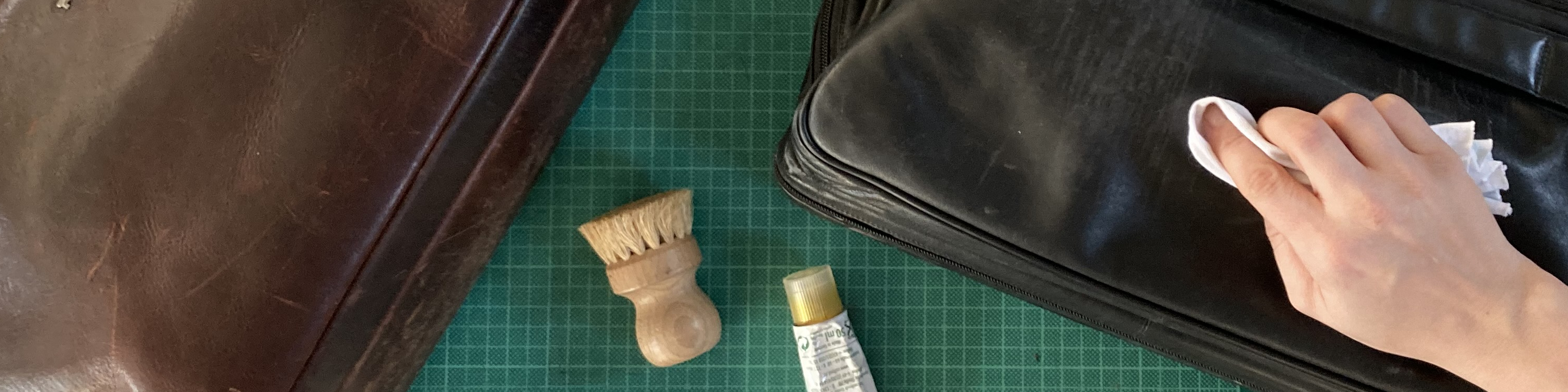 Ledertasche mit Kratzer wird mit einem Tuch behandelt