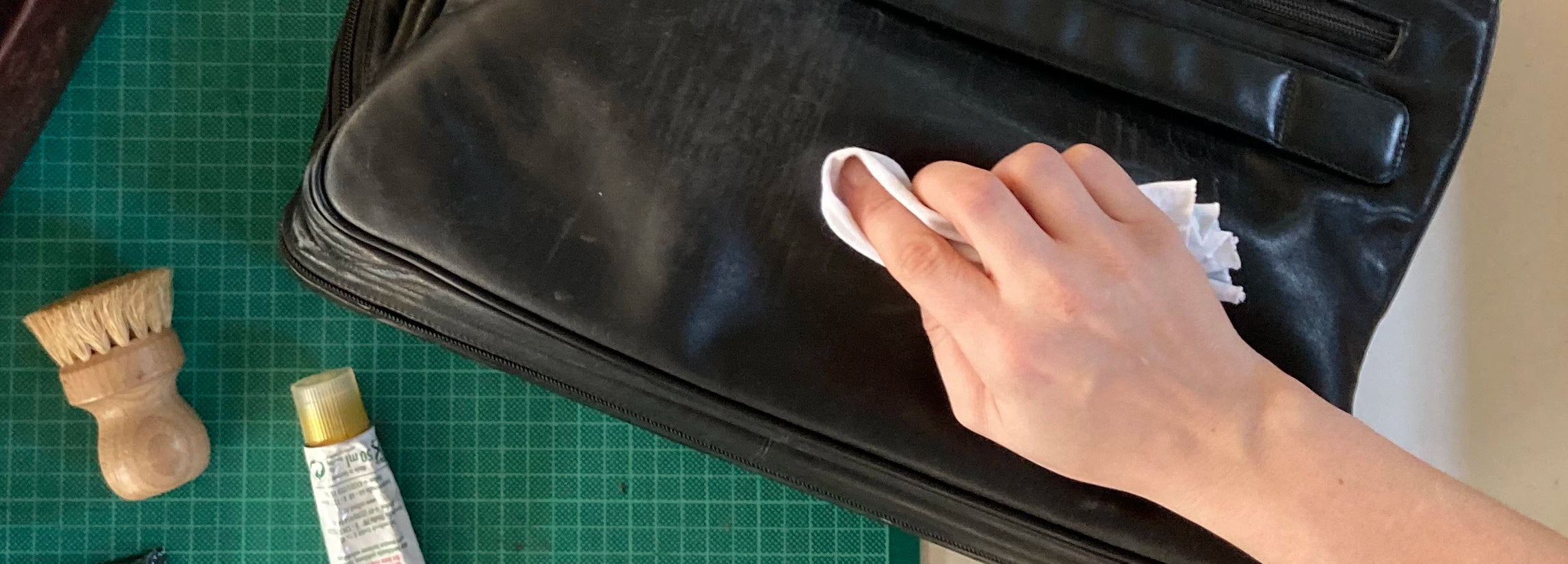 imprägniert die Tasche mit einem weißen Tuch