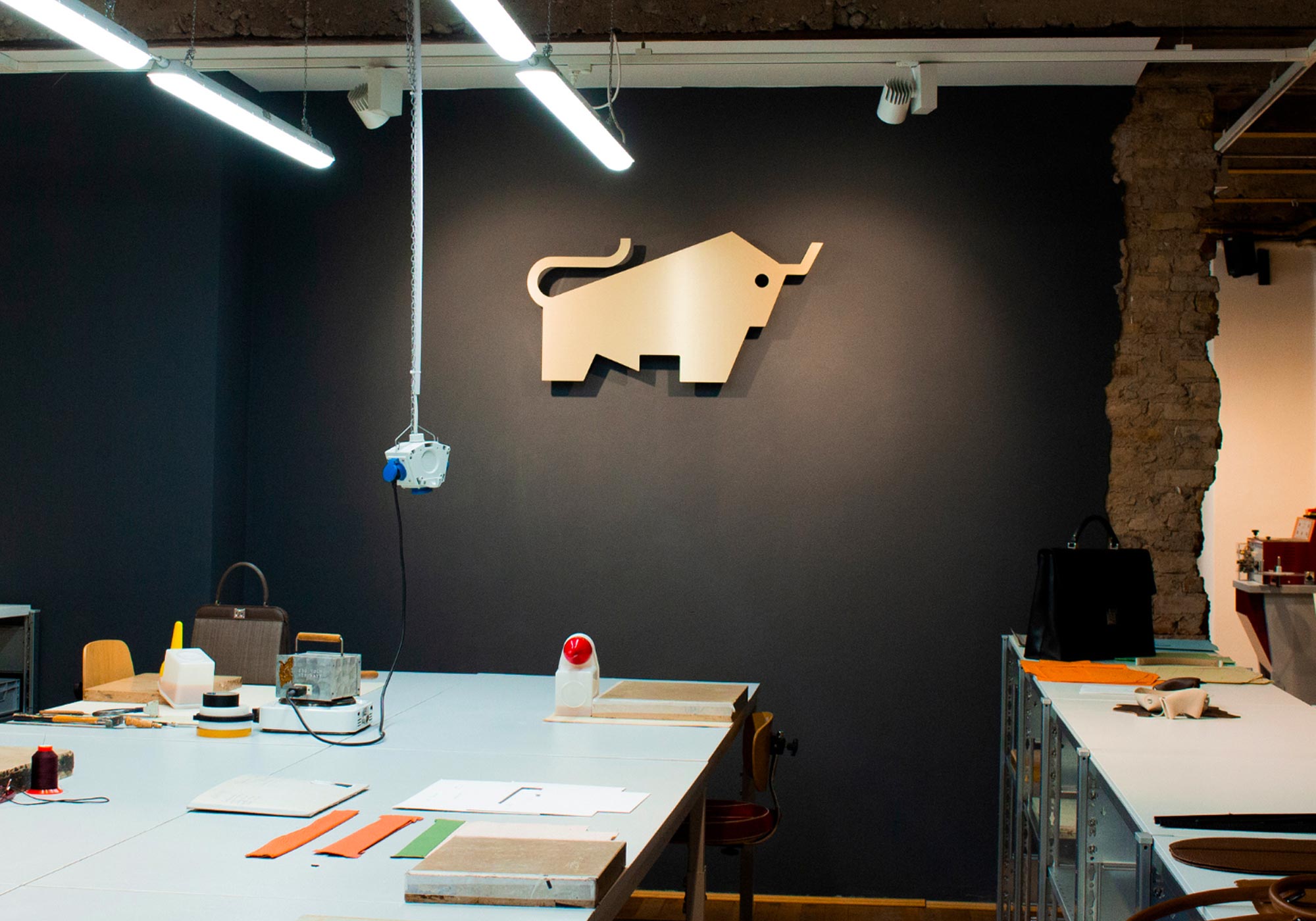 BRAUN BÜFFEL Logo an der Wand