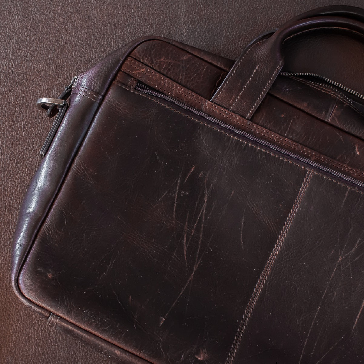 Braune Ledertasche mit Kratzer drauf