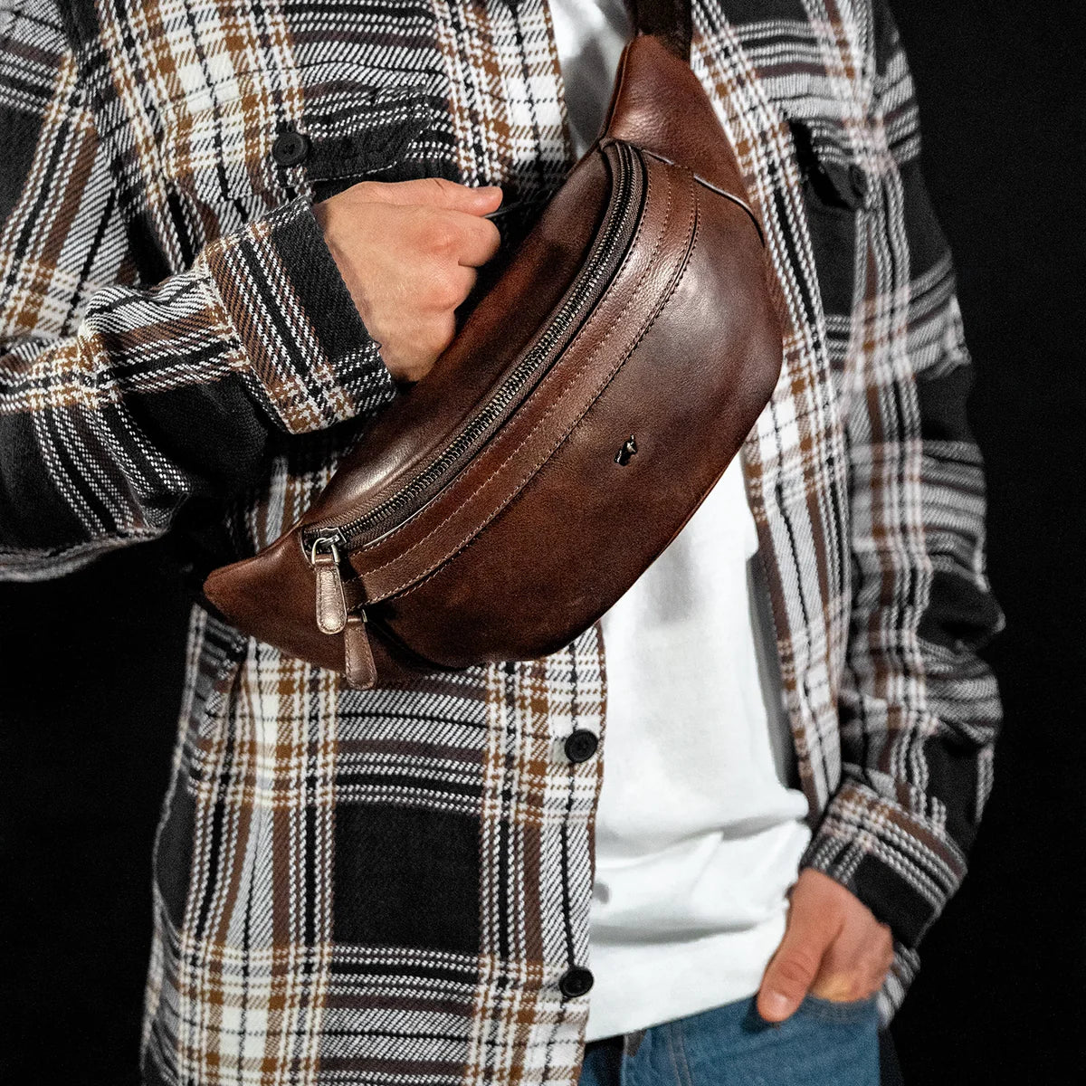 Mann mit brauner trendiger Crossbody Bag aus Leder