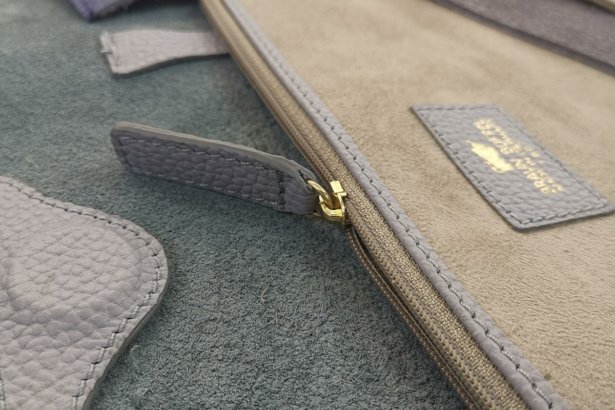 verschiede Leder auf einem Tisch liegend