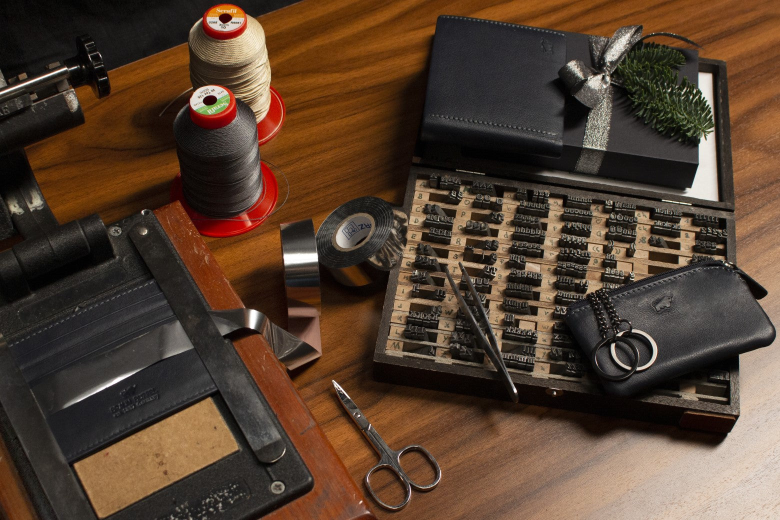 Lederprodukte als Geschenk personalisieren mit einer Prägemaschine