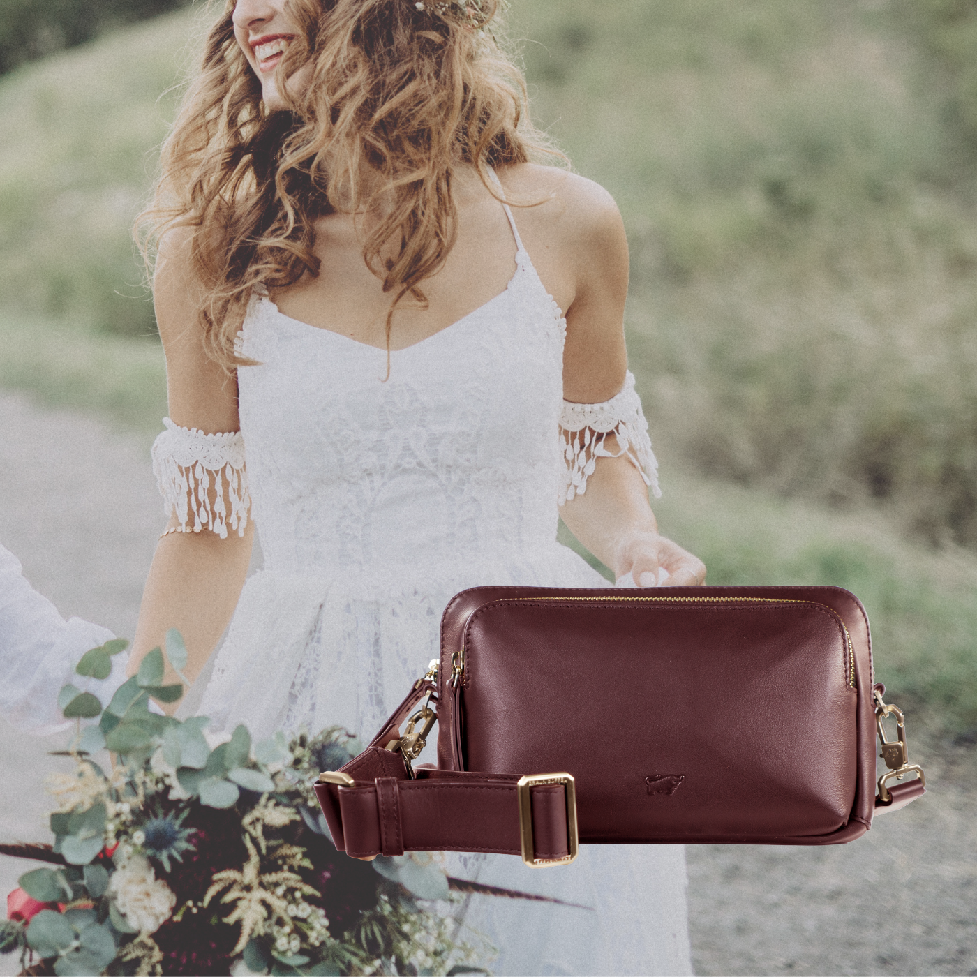 Hippie-Hochzeitsstil mit bordeaux roter Ledertasche