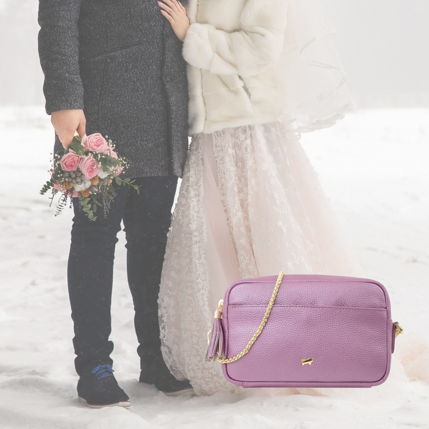 romantische Winterhochzeit mit einem Farbtupfer mit einer Flieder-farbigen Ledertasche
