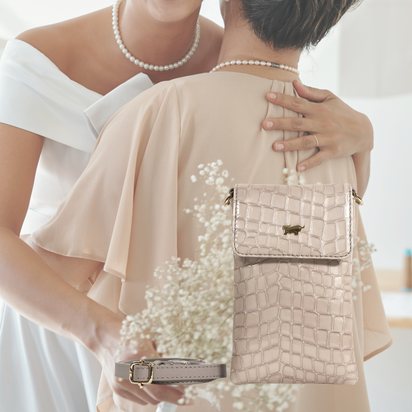 Klassischer Hochzeitslook mit Perlenkette und heller Ledertasche mit Reptilprägung