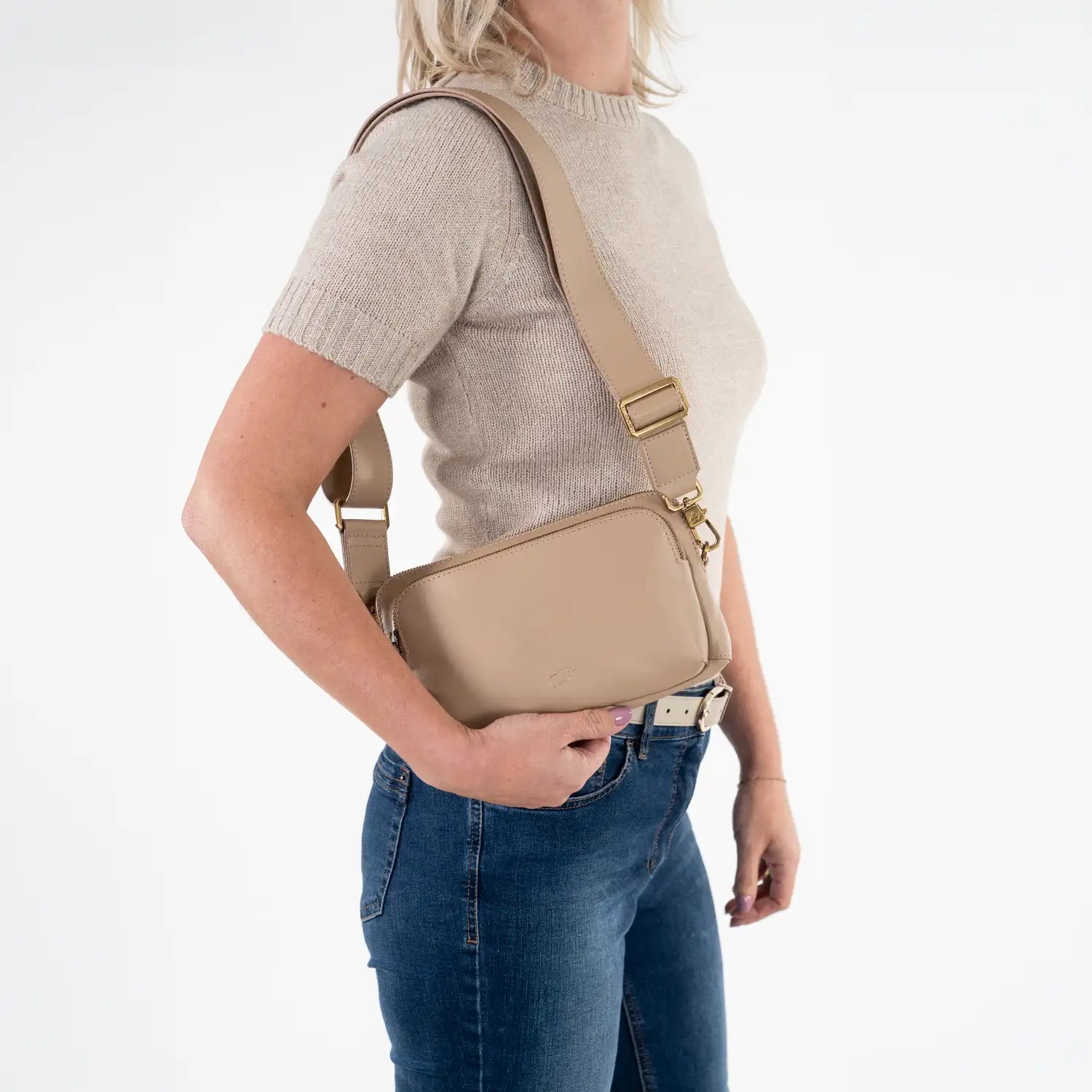 Trageansicht LOTTA Cross Body Bag sand
