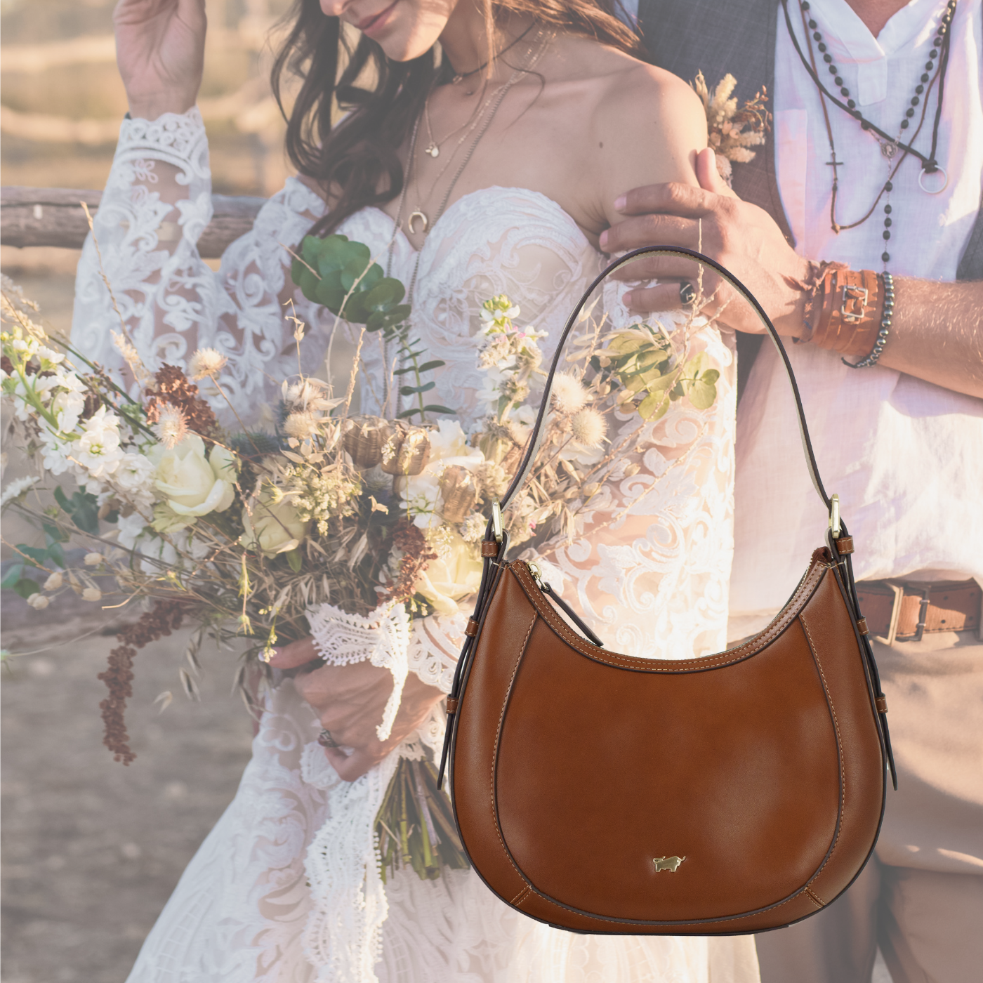 Boho-Stil Brautkleid mit cognacfarbiger Ledertasche