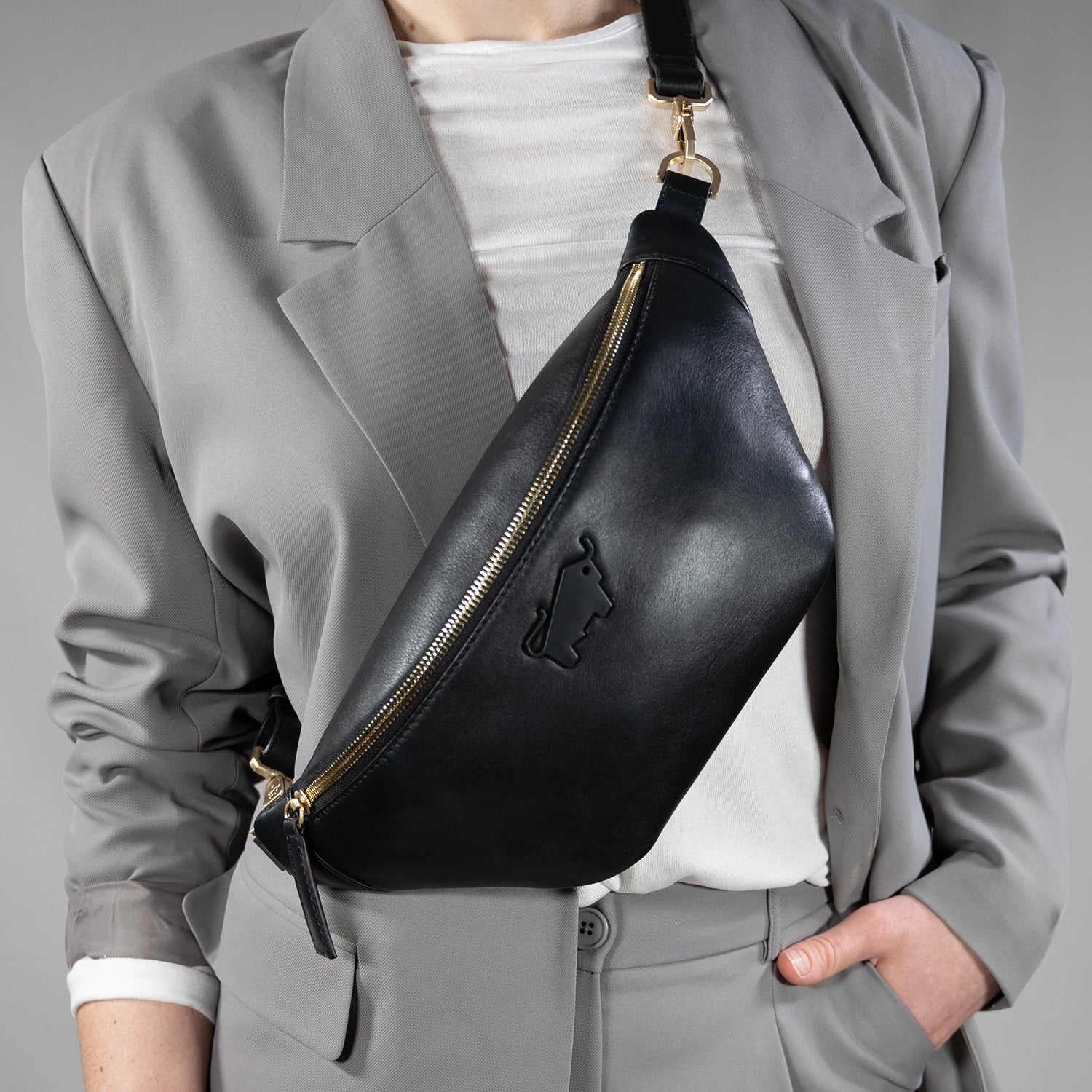 Leder-Cross Body Bag aus der LENI Kollektion wird getragen