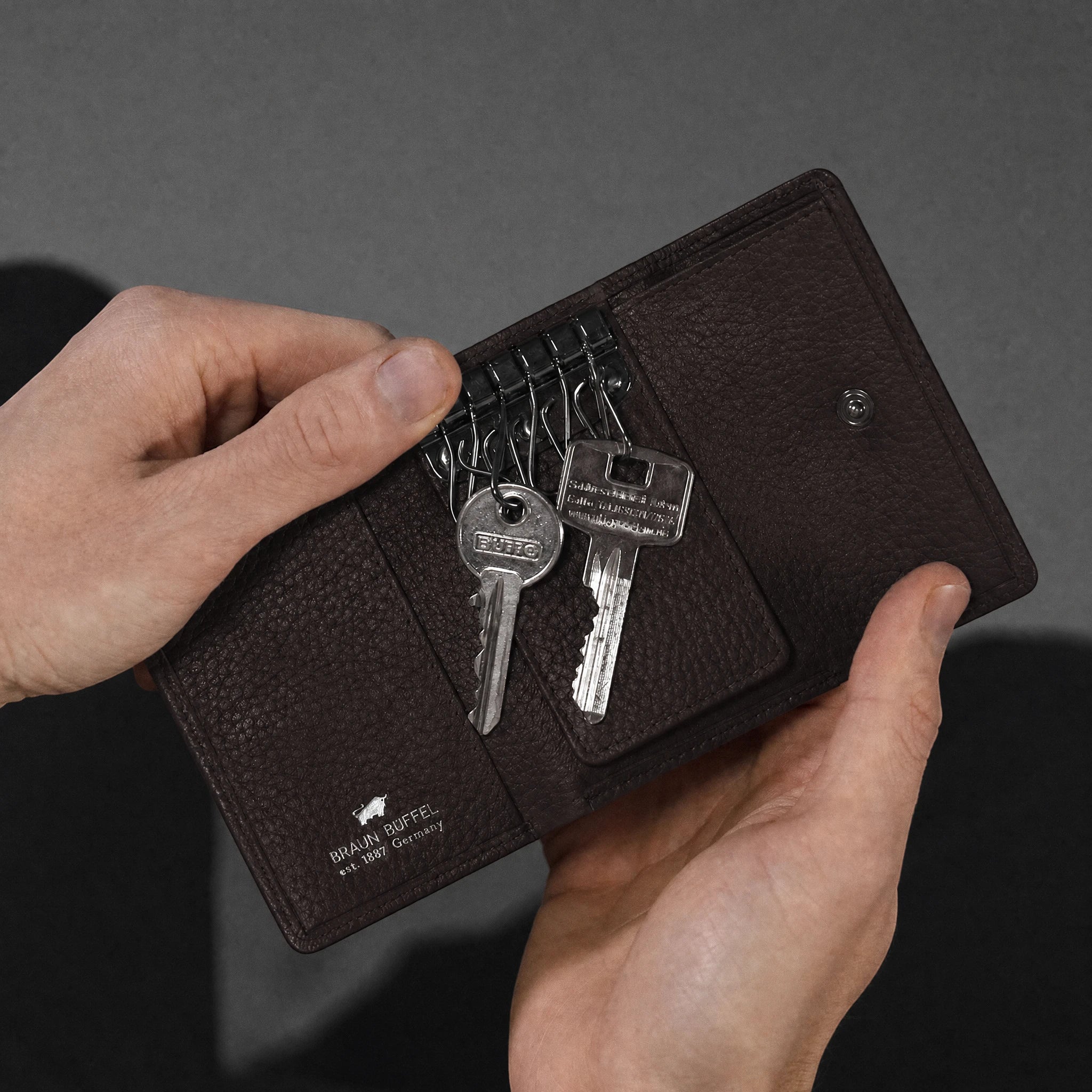 Keyfeature THEO Schlüsseletui Haken braun