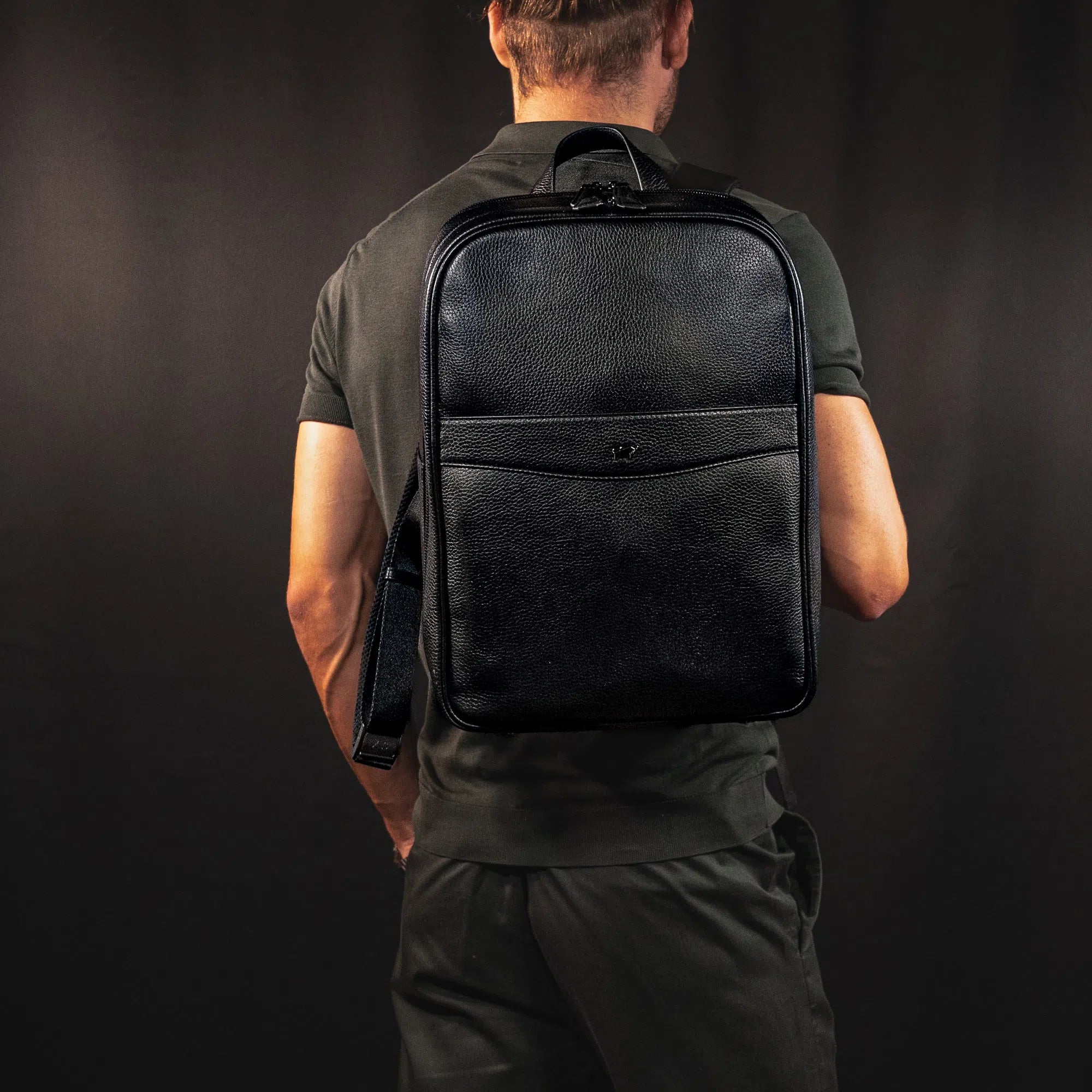 schwarzer Lederrucksack auf dem Rücken eines Mannes Keyfeature-1
