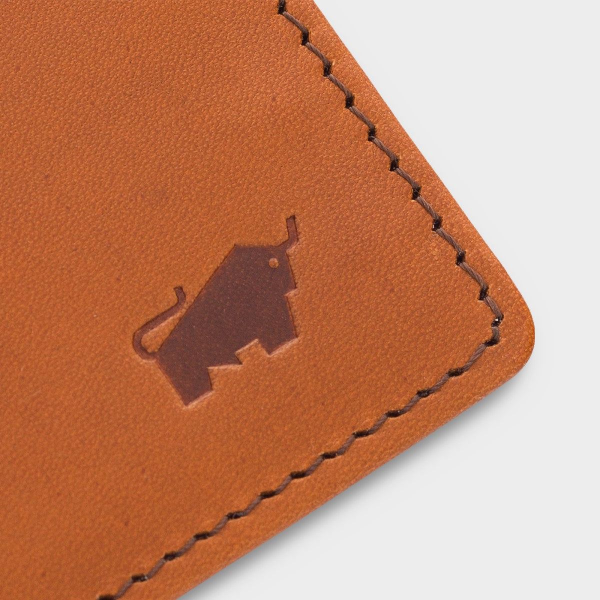 Nahaufnahme einer Ledergeldbörse mit dem Braun Büffel Logo