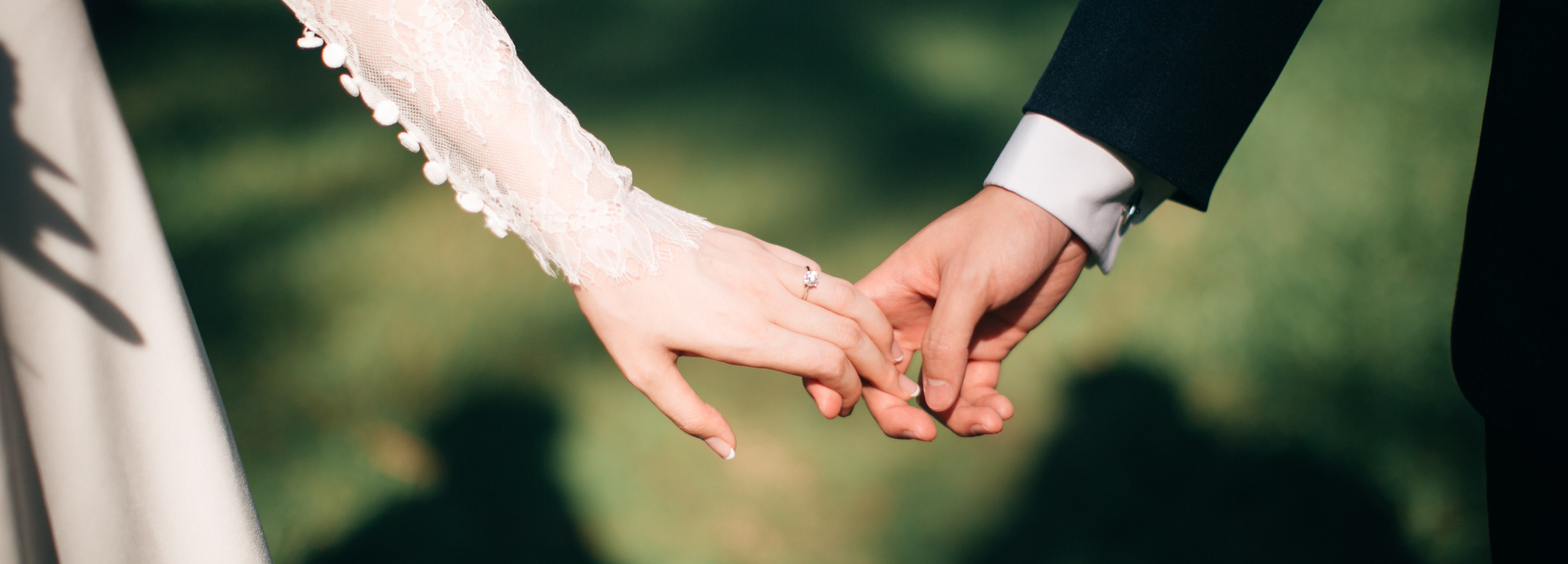 Frau und Mann halten am 3. Hochzeitstag zur ledernen Hochzeit ihrer Hand