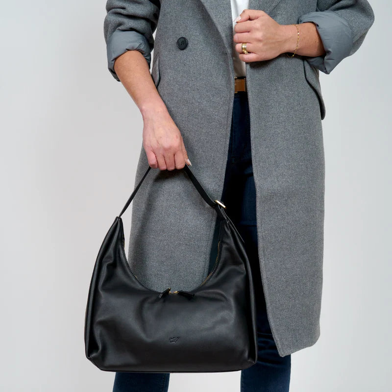 Frau mit schwarzer trendiger Slouchy Bag aus Leder